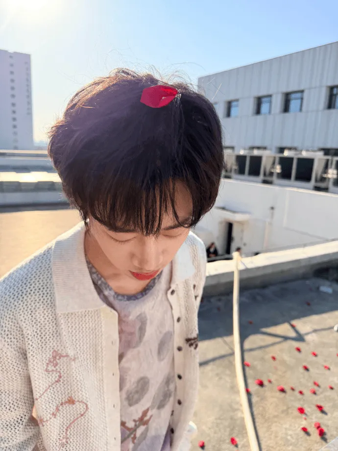 开云在线-JDG发布清融拍摄花絮：结束后主动和大家一起捡花瓣清理现场